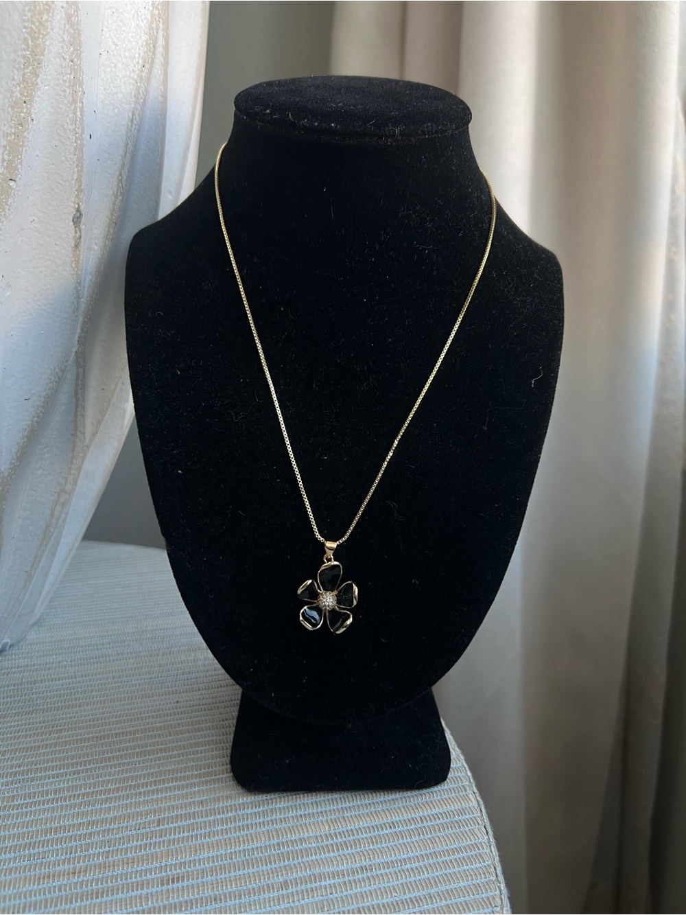 🩷- black and gold Floral  with pavé center Pendant Necklace